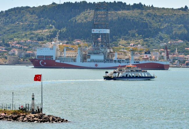 İlk yerli sondaj gemisi Fatih, Çanakkale Boğazı'ndan geçti